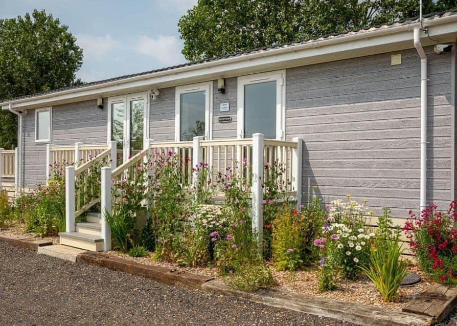 Otters Mead Boutique Lodges Beetley Exterior photo