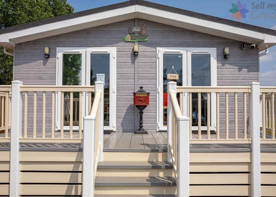 Otters Mead Boutique Lodges Beetley Exterior photo