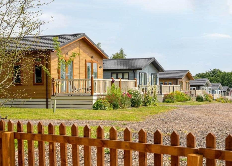 Otters Mead Boutique Lodges Beetley Exterior photo