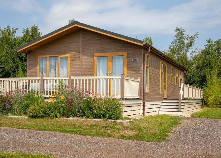 Otters Mead Boutique Lodges Beetley Exterior photo